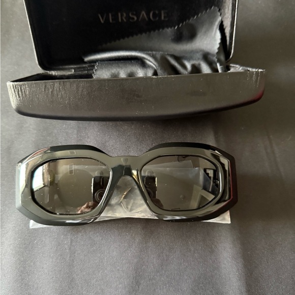 Authentic Versace Medusa Biggie Sunglasses main image 10